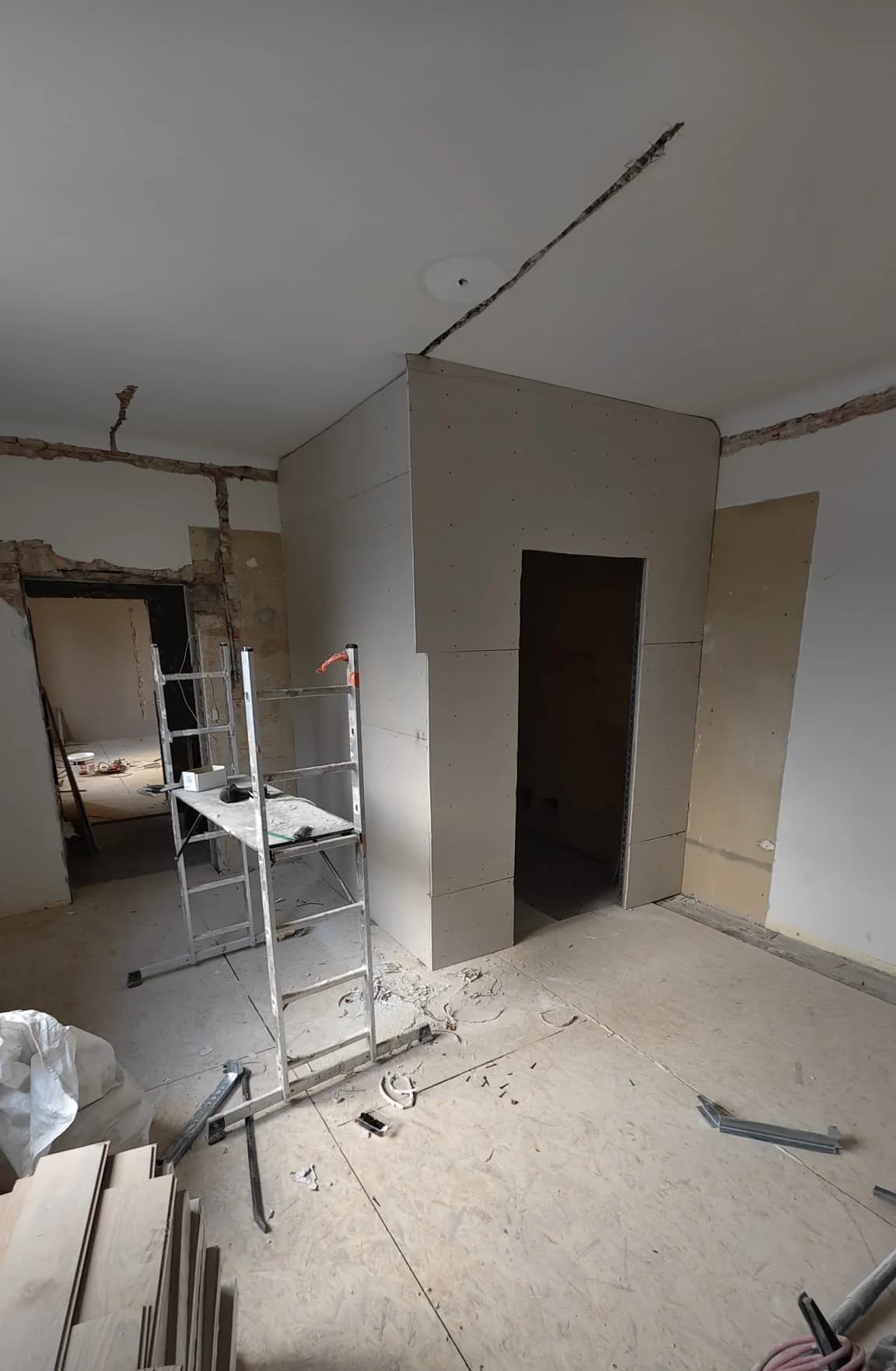 Bruzdy pod nowe przewody w ścianach i suficie oraz zabudowa łazienki z płyt GK w kamienicy przy Stolarskiej 6b