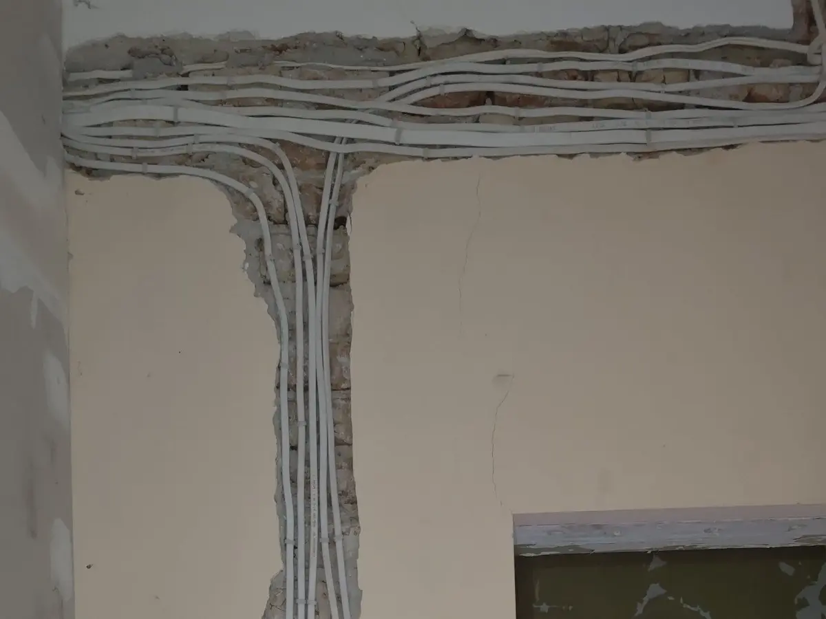 Nowe przewody elektryczne w bruzdach wykutych do cegły — mieszkanie przy Stolarskiej 6b w Grodzisku Mazowieckim