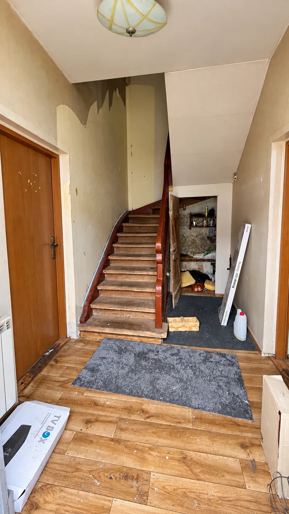 Hol z drewnianymi schodami przed remontem — kamienica przy Stolarskiej 6b w Grodzisku Mazowieckim