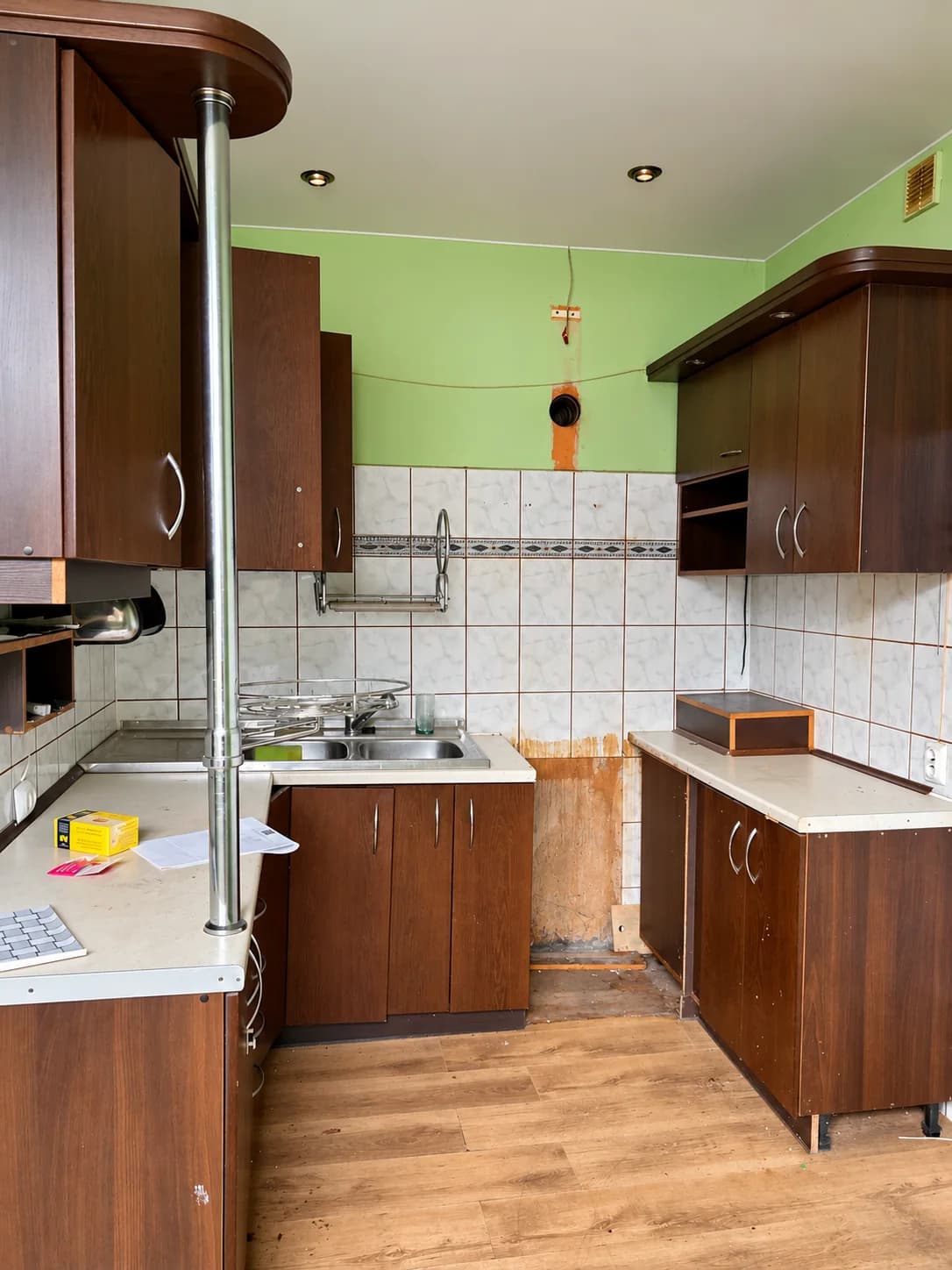 Kuchnia przed remontem — mieszkanie w kamienicy przy Stolarskiej 6b w Grodzisku Mazowieckim