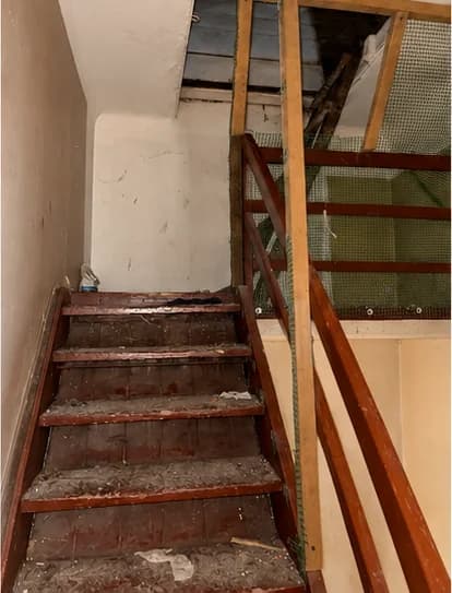 Schody na strych — kamienica przy Stolarskiej 6b w Grodzisku Mazowieckim