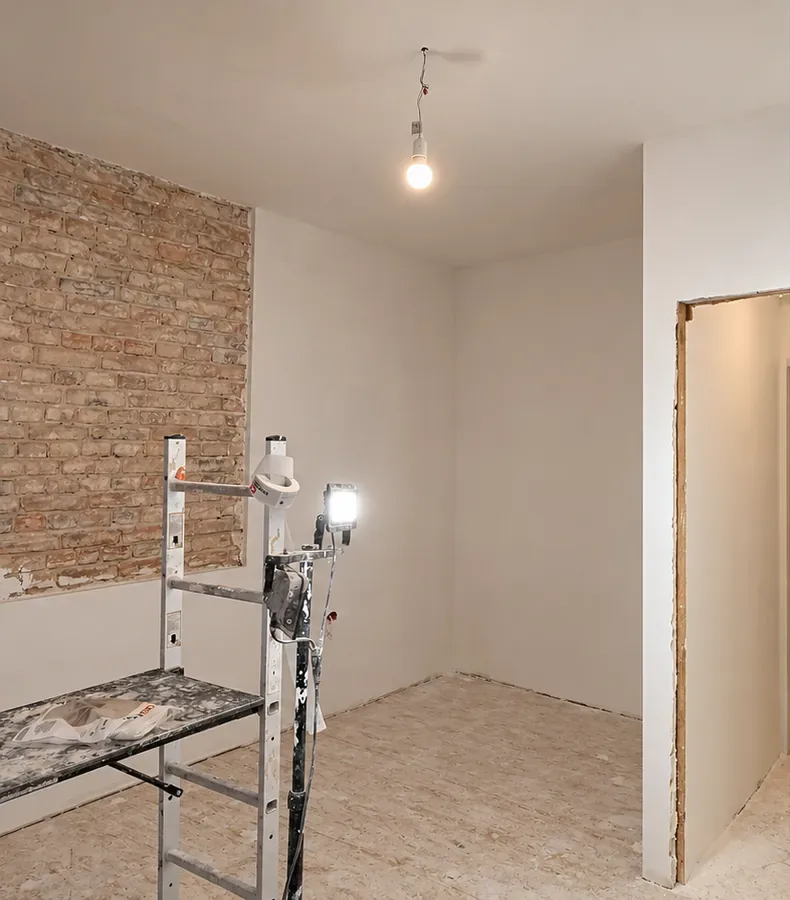 Salon przed remontem, tynk skuty do cegły — Stalowa 8, Pruszków