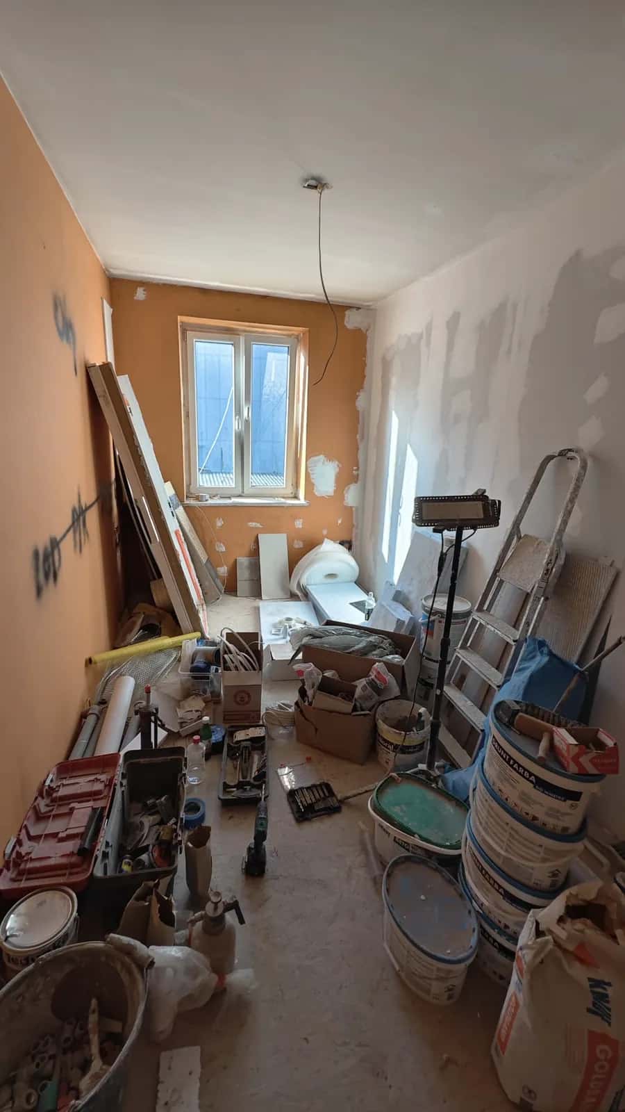 Pokój w trakcie remontu, narzędzia i materiały — mieszkanie przy Stalowej 8 w Warszawie | ReValue