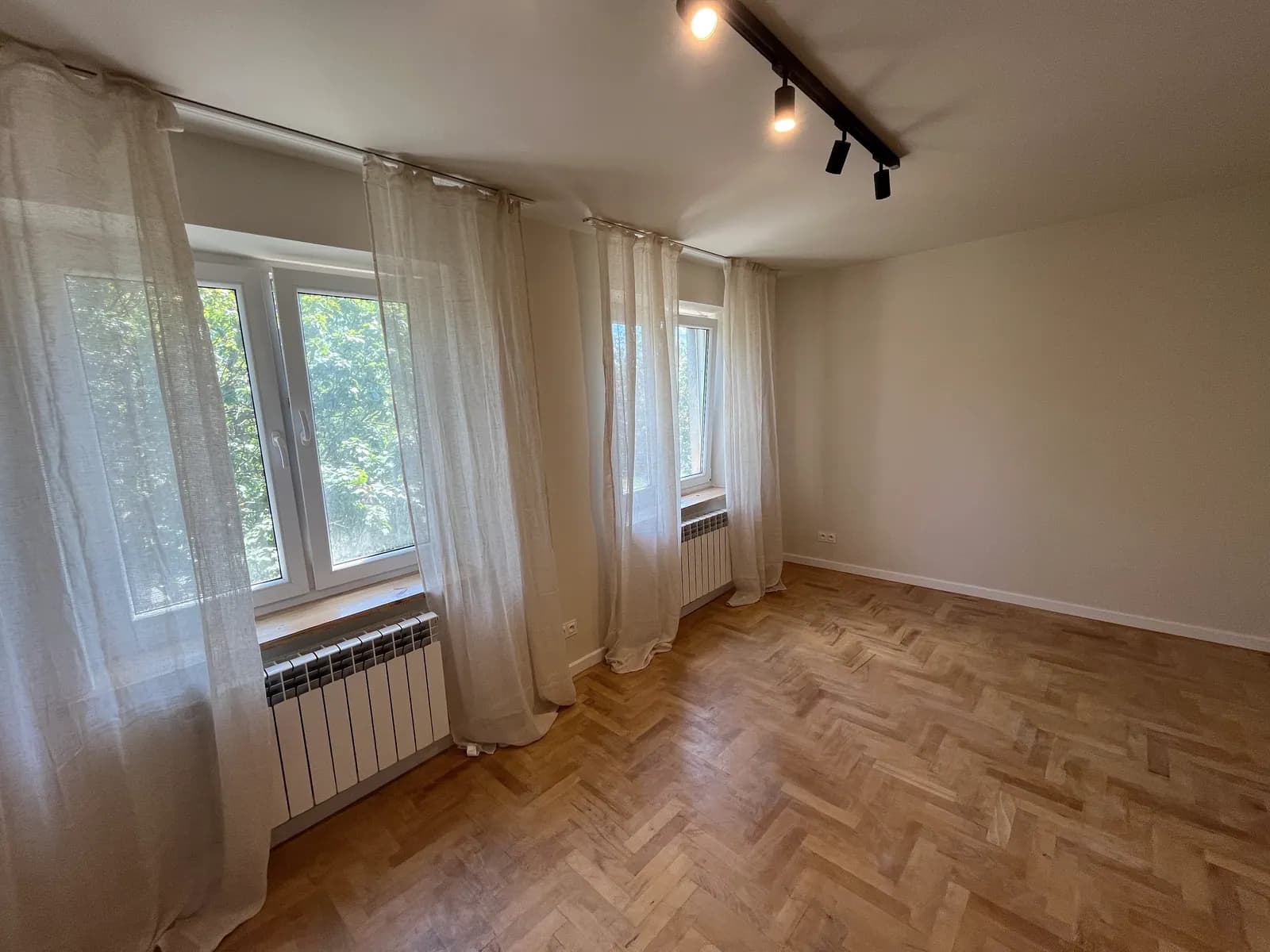 Pokój z parkietem po wykończeniu — mieszkanie przy Waryńskiego 28 w Pruszkowie | ReValue